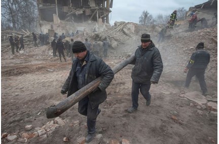 Căn cứ quân sự bị pháo kích, 70 lính Ukraine thiệt mạng